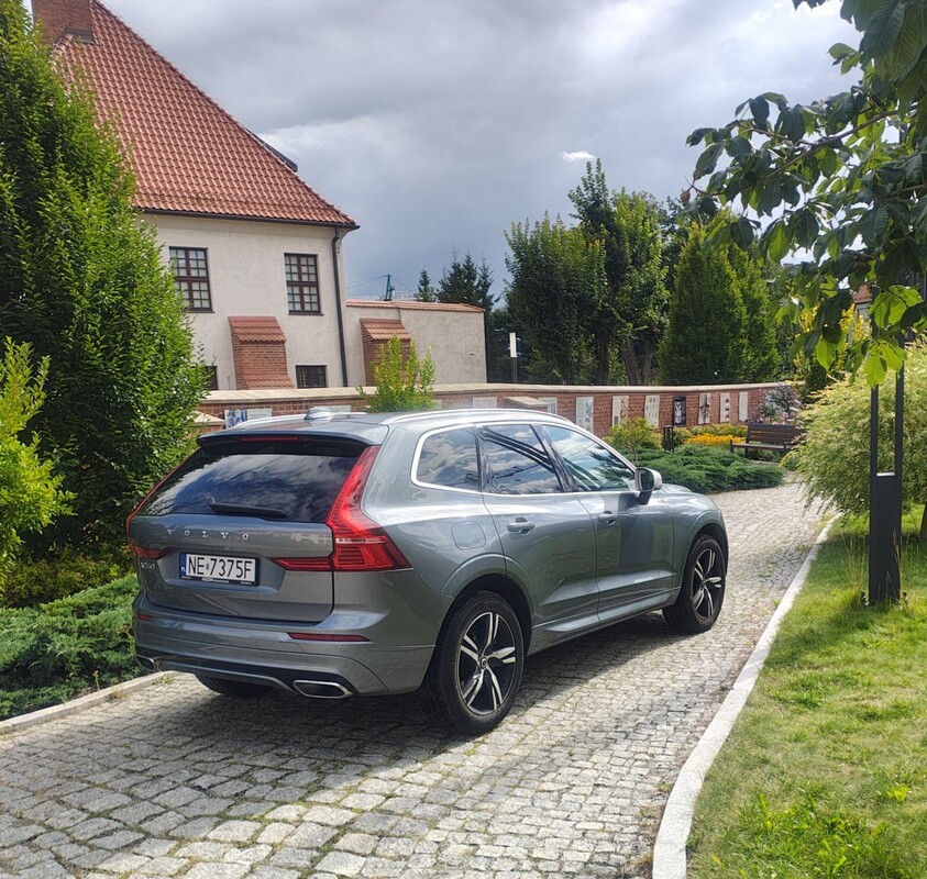 Elbląg Sprzedam Volvo XC60 II generacji z 2018 roku w wersji R-Design. Kolor szarym metalik. Wersja R-Design z