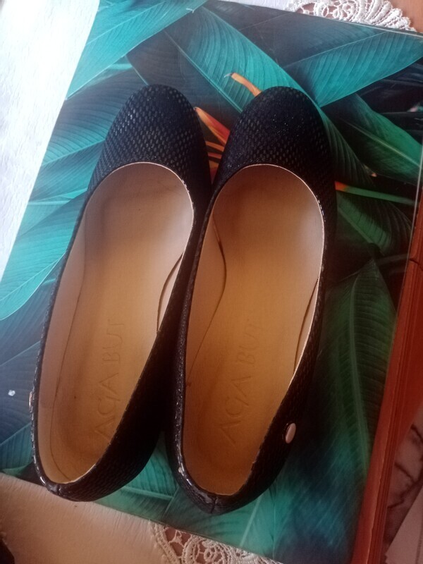 Elbląg Sprzedam.
Japonki używane kilka razy ((rozmiar 38 lub 39)
Pantofle założone tylko raz (rozmiar 40).
Klapki