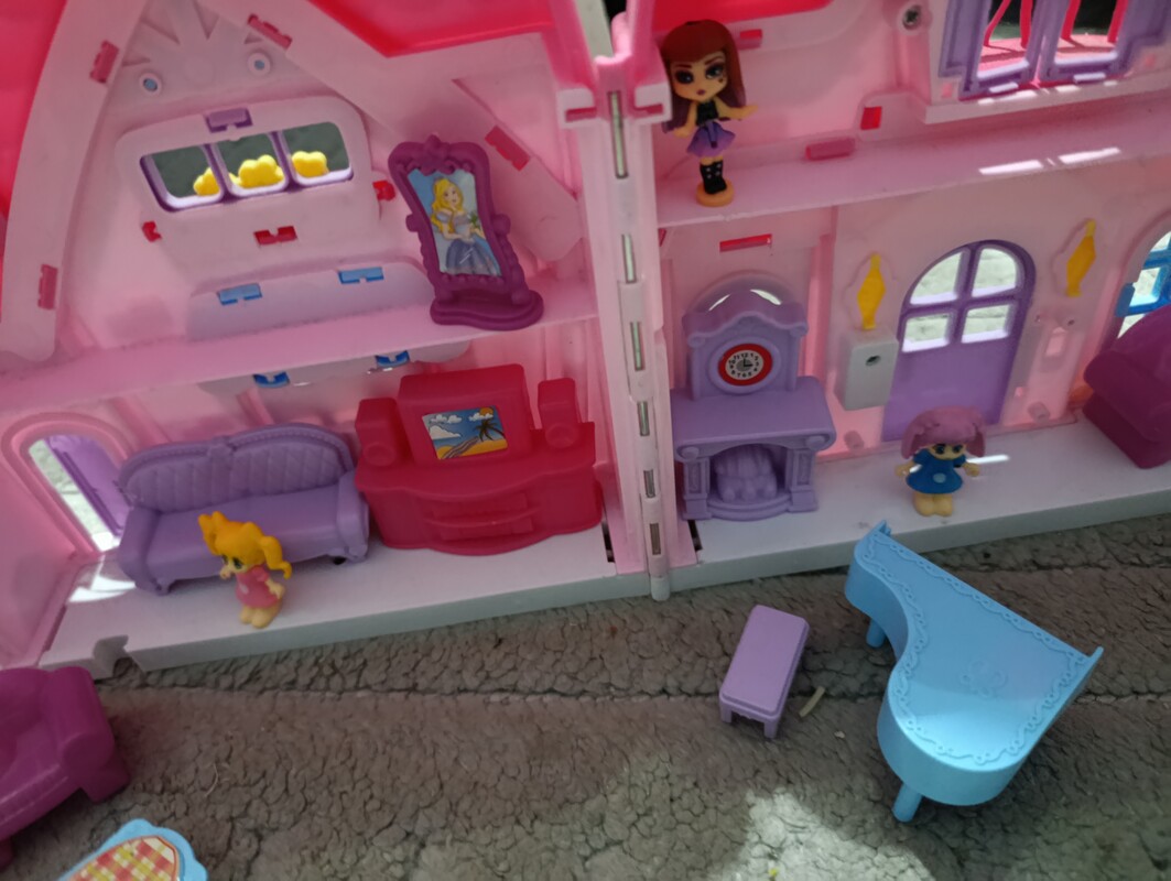 Elbląg Sprzedam rozkładany domek z małymi laleczkami i meblami. Stan bardzo dobry. Kontakt sms