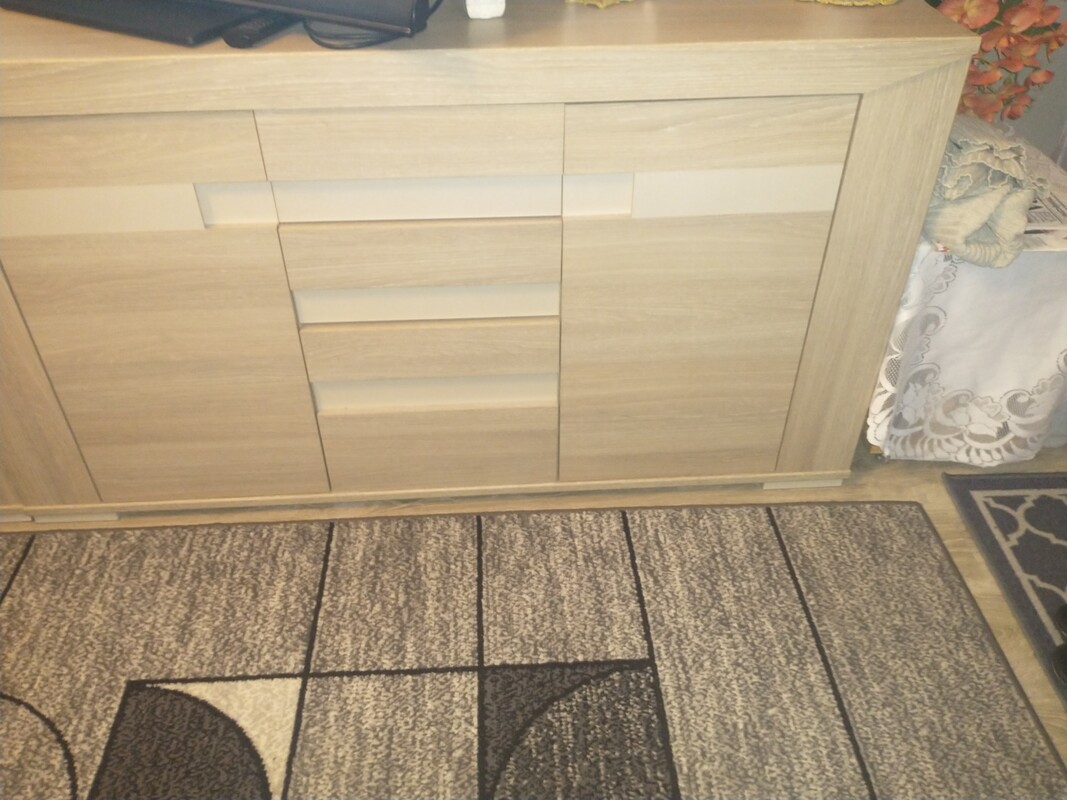 Elbląg PILNE DLA ZAINTERESOWANYCH. .. .. .
SZAFA, witrynę słupek. .. .komodę z lewej i prawej strony szafka pośrodku 3