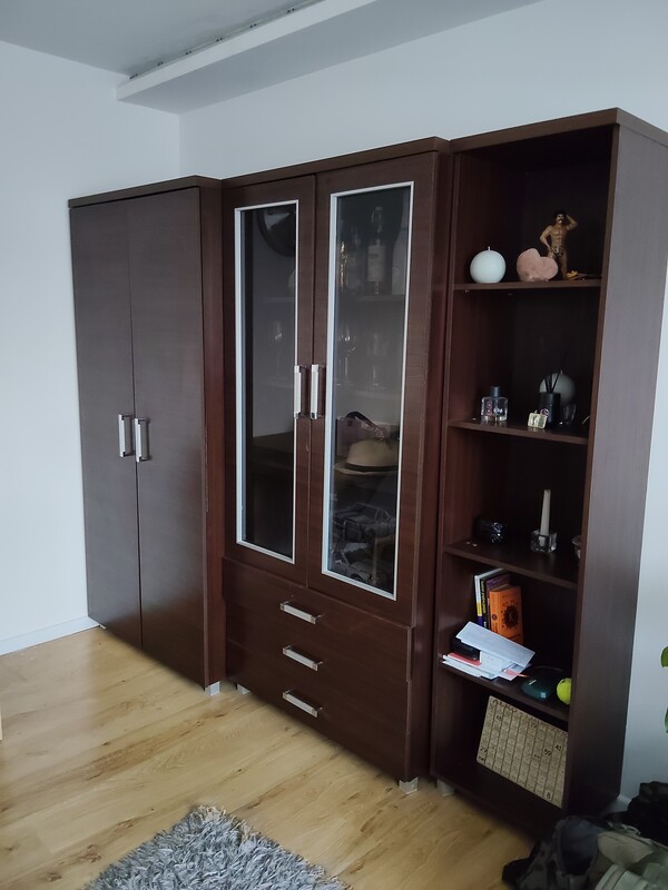 Elbląg Sprzedam komplet mebli w kolorze ciemnego brązu ( venge). W zestawie szafa dwudrzwiowa, witryna z przeszklonymi