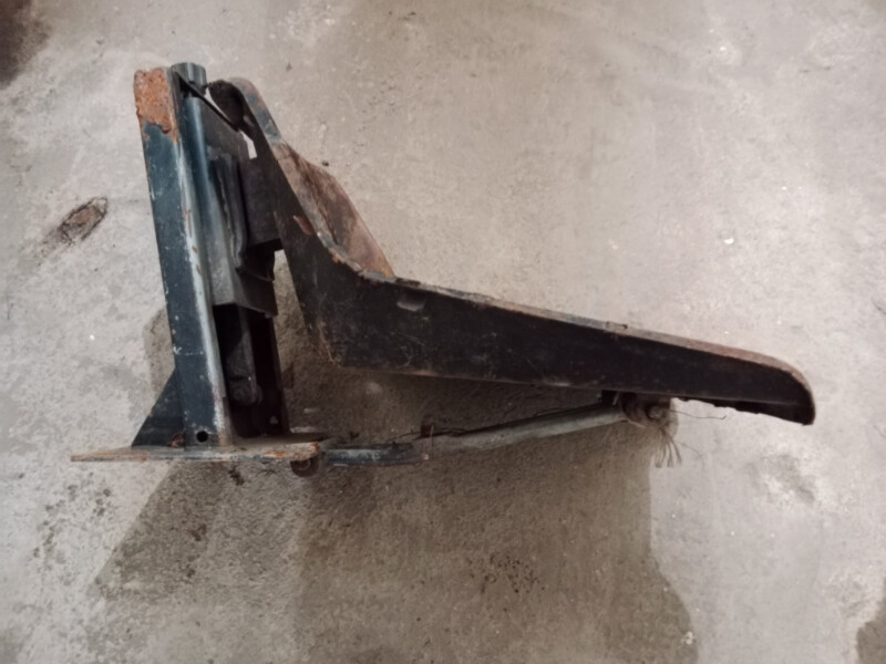 Elbląg Sprzedam siedzenie od traktora z czasów PRL. Stan widoczny na zdjęciach. Siedzenie do traktora waga 15,5 kg,