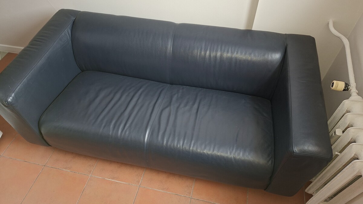 Elbląg Sprzedam sofę skórzaną. Kolor granatowy. Nie zniszczona ani popękana.
Wymiary: dł. 180cm, szer. 87cm, wys.