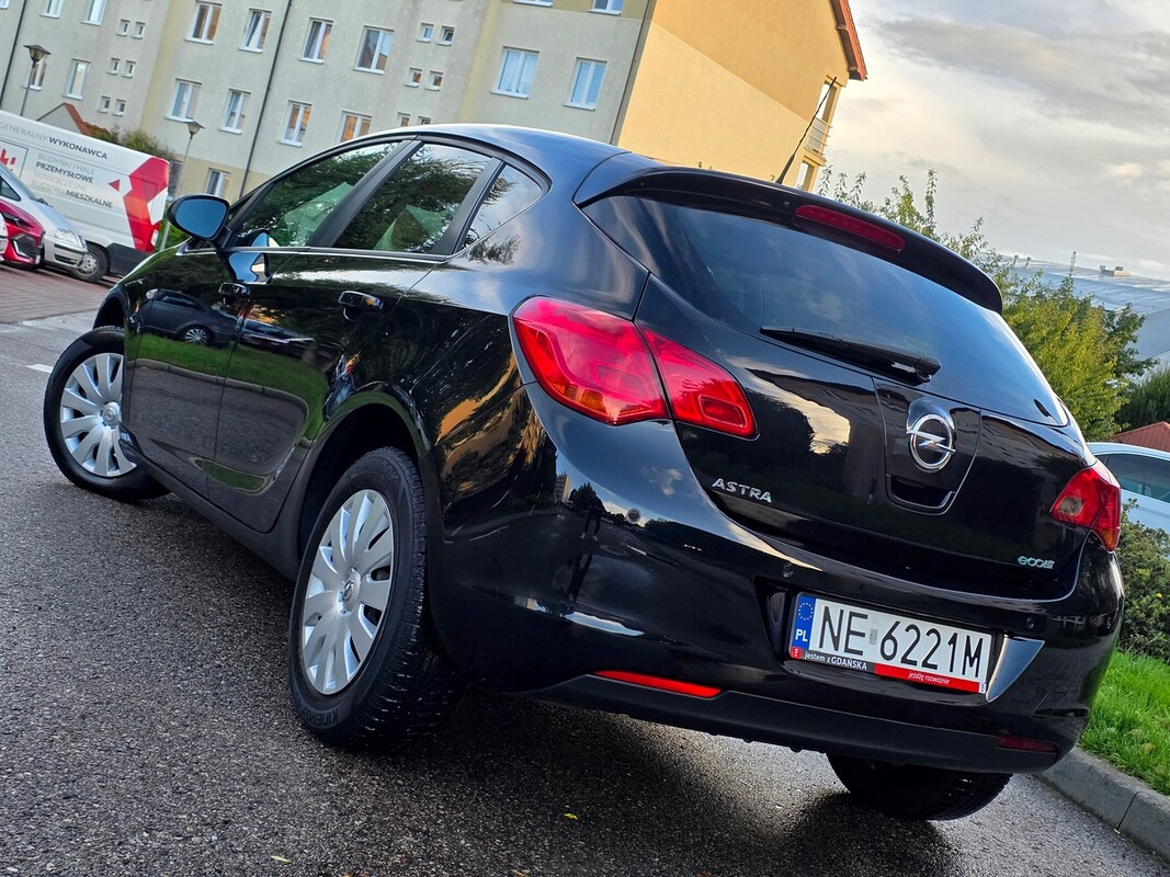 Elbląg Opel astra 1.4 benzynkaGrzana kierownica/fotele czujniki parkowania KlimatyzacjaZAREJESTROWANY2012