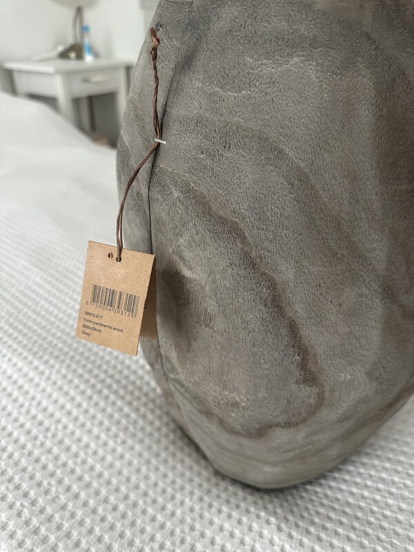 Elbląg Nowy wazon drewniany w kolorze szarym.