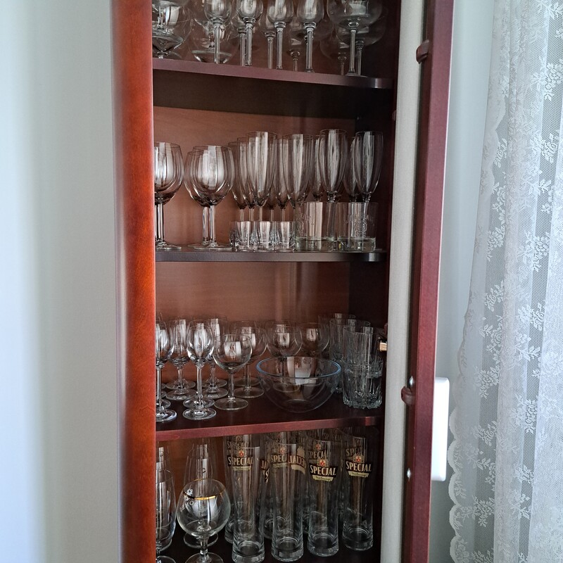 Elbląg DREWNIANA komoda na sprzedaż, elegancka, wykonana idealnie, w bardzo dobrym. stanie. Zapraszam do obejrzenia.