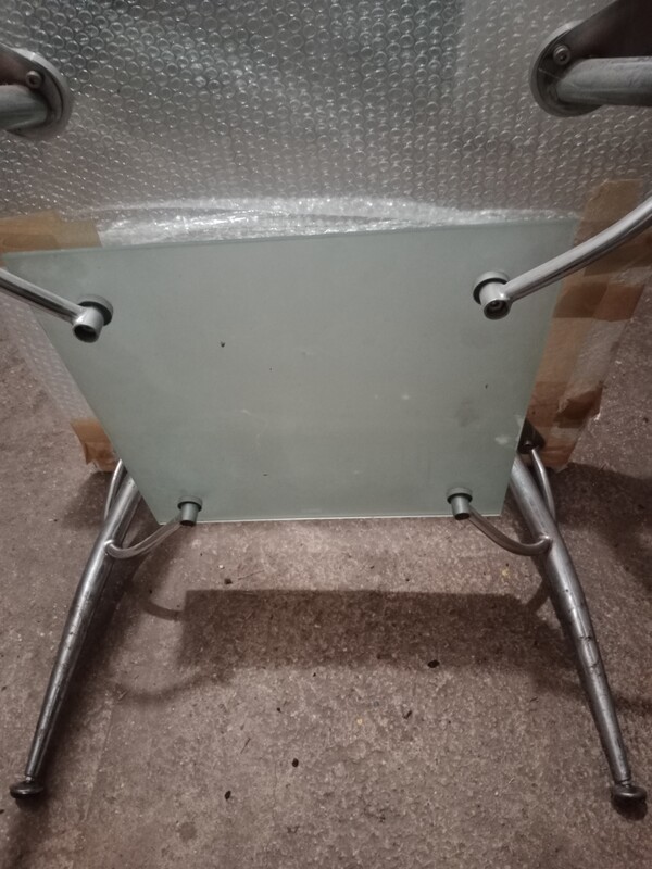 Elbląg Sprzedam szklany stolik kawowy na metalowych nogach. Stolik ma prostą, minimalistyczną formę i będzie pasować