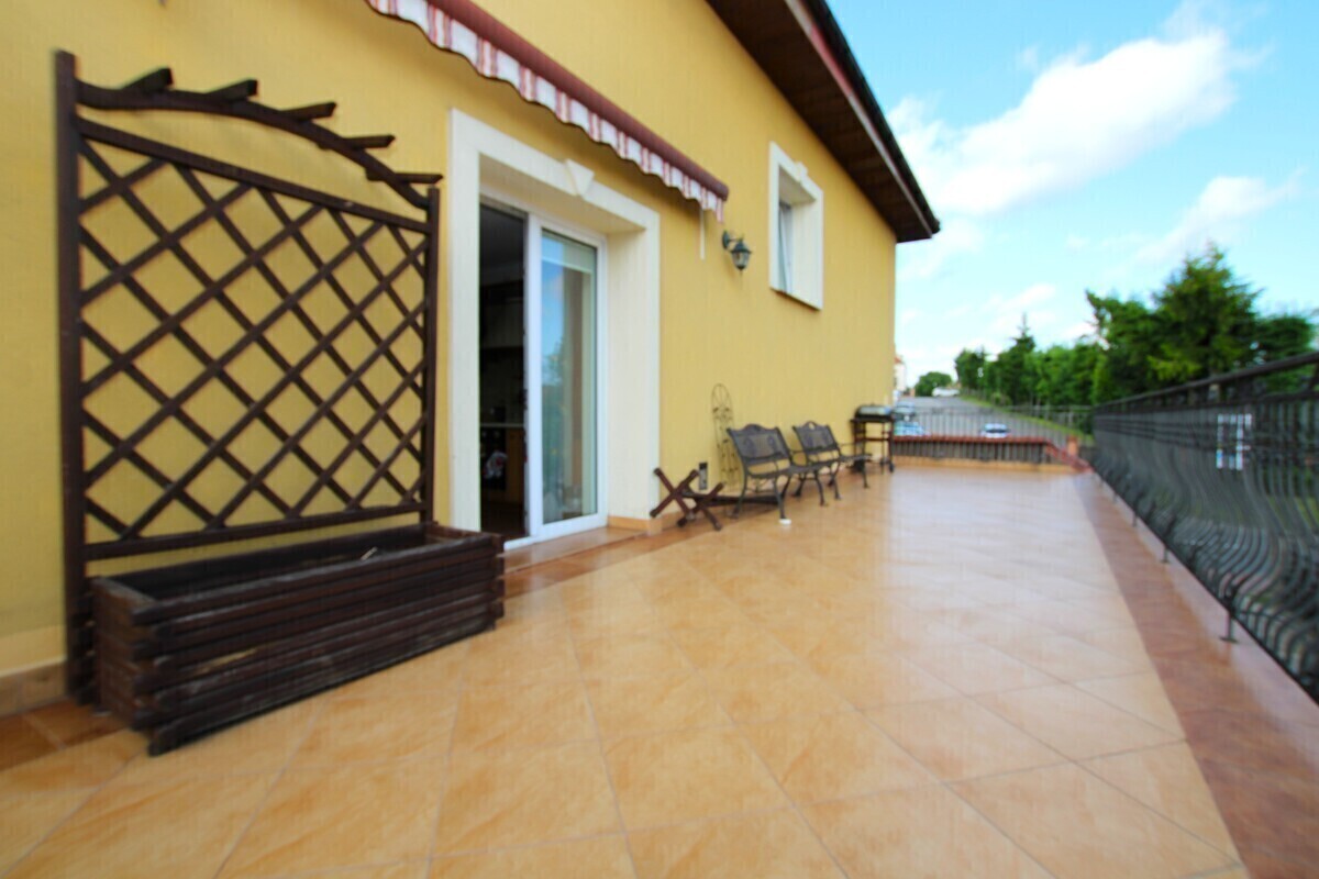 Elbląg NIERUCHOMOŚCI ANNA KRASZEWSKA Inwestycja w komfort i jakość: solidny wolnostojący dom z dużym garażem