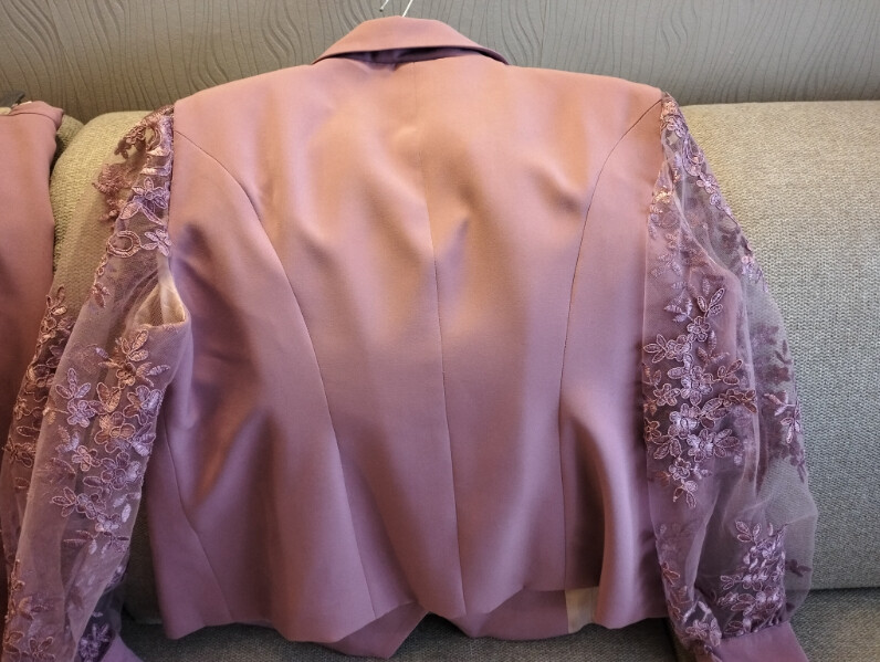 Elbląg Pilnie sprzedam kostium koloru fuksja, spódnica na podszewce, szyta na zamówienie, rozmiar 44..
Do tego są