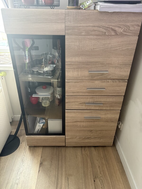 Elbląg Witam,
Na sprzedaż meble w kolorze dąb sonoma.
W skład zestawu wchodzą dwie RTV-ki (jedna osłonięte półeczki