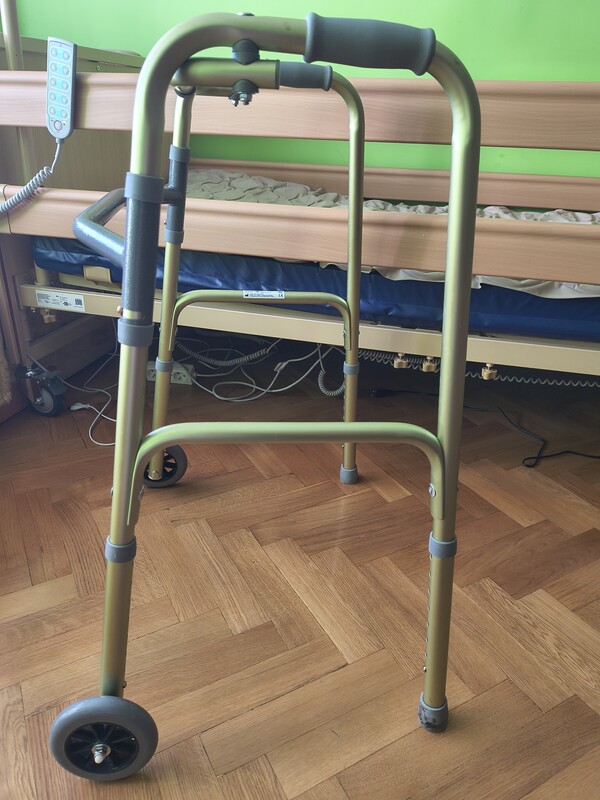 Elbląg Sprzedam łóżko rehabilitacyjne wraz z materacem. Łózko elektryczne, zakupione w styczniu tego roku, na gwarancji.
