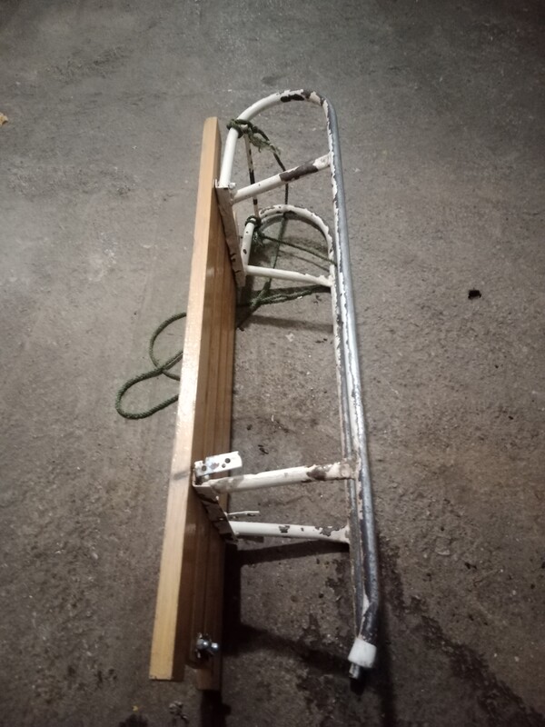 Elbląg Sprzedam sanki drewniane z czasów PRL. Stan widoczny na zdjęciach. Długość całkowita 86 cm, szerokość około 25