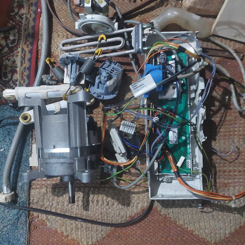 Elbląg Sprawny silnik i programator, pompkę wody do pralki Elektrolux. Ceny do negocjacji.
