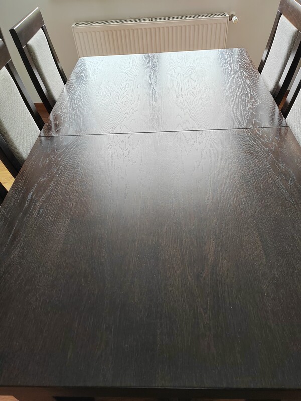 Elbląg Stół drewniany rozkładany 160/90  z 6     krzesłami. Stół posiada 2 wkładki 40 cm, dzięki nim może mieć długość