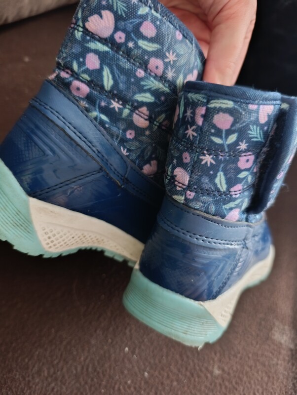 Elbląg Sprzedam buty dla dziewczynki rozmiar 25.Jesienne oraz śniegowce. Stan bardzo dobry. Cena za jedną pare 15zl.