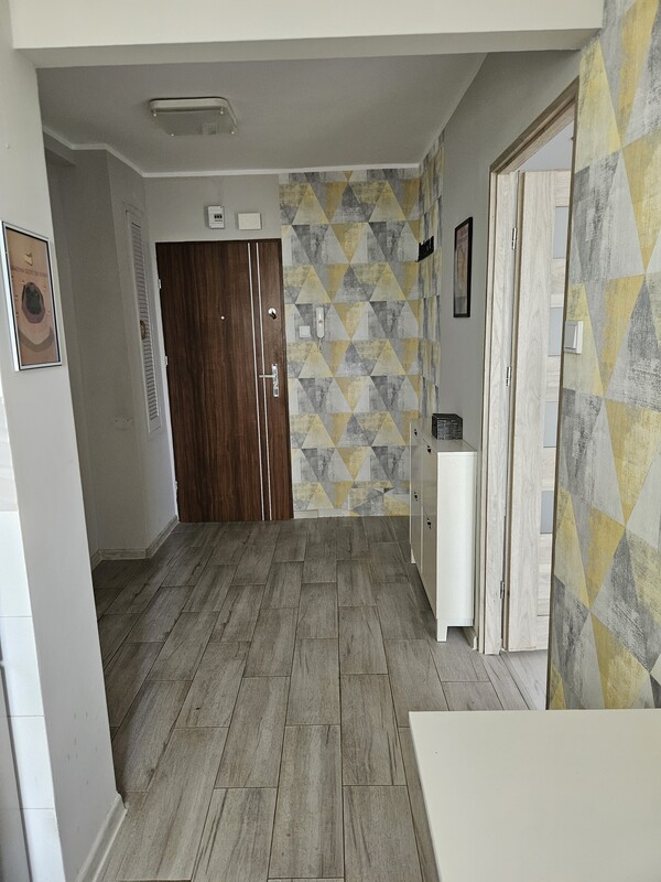 Elbląg Na sprzedaż – jasne i przytulne mieszkanie 2-pokojowe z balkonem na parterze.