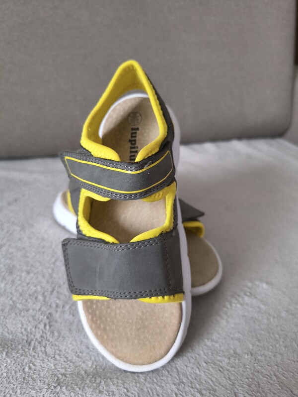 Elbląg Sprzedam sandałki chłopięce marki Lupilu w rozmiarze 29,długość wewnątrz 19cm. Buciki są w świetnym stanie,