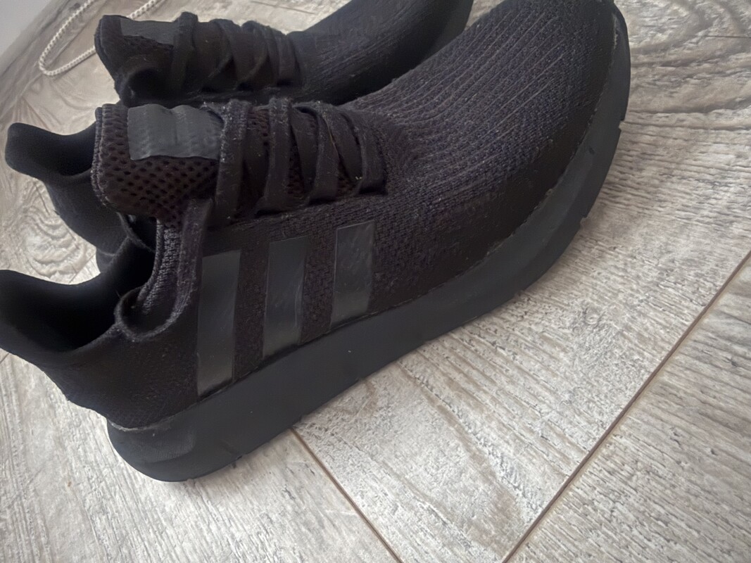 Elbląg Sprzedam buty sportowe czarne, lekkie, wygodne rozmiar 42