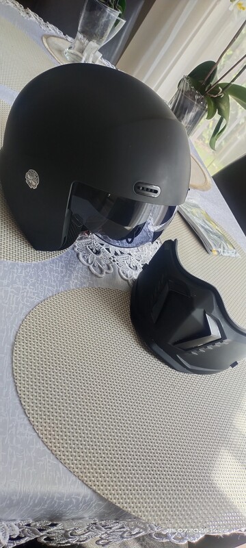 Elbląg Sprzedam Kask motocyklowy, rowerowy lub na hulajnogę. Kask czarny mat XL z blendą i odpinaną szczęką, bardzo