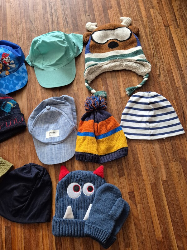 Elbląg Czapki, rękawiczki dla chłopca w rozmiarze 110.
Różne rodzaje, z daszkiem, na zimę cienkie i grube, jak na