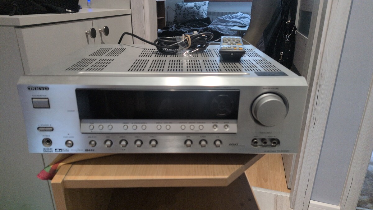 Elbląg sprzedam amplituner ONKYO jestem drugim właścicielem sprzedaje ponieważ kopiłem nowy
w zestawie kabel pilot