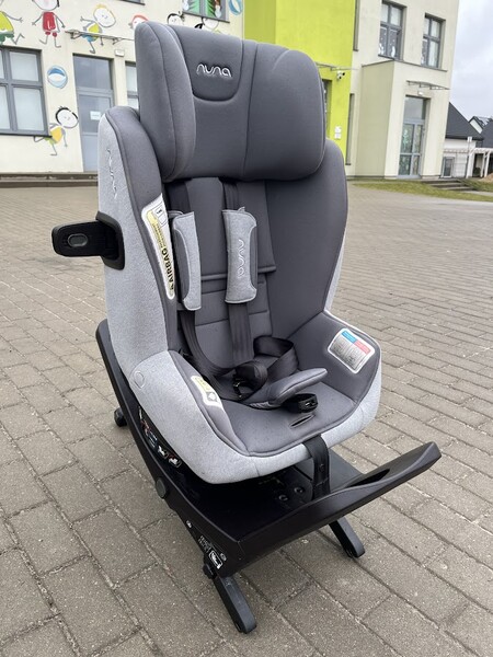 Elbląg Sprzedam obrotowy fotelik samochodowy Nuna Prym (40-105 cm | 0 - 18 kg | 0 - 4 lat). Po jednym dziecku, stan