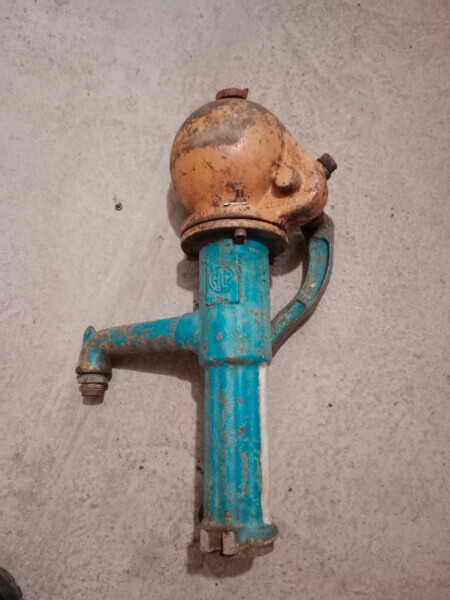 Elbląg Sprzedam starą, ręczną pompę do wody Abisynka. HP z czasów PRL. Stan widoczny na zdjęciach. Odbiór osobisty