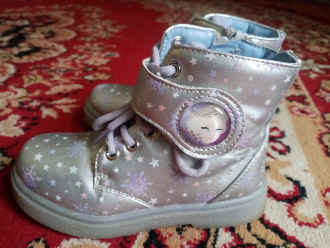 Elbląg Sprzedam buciki na zimę. Granatowe są w dobrym stanie. Buciki z Elzą mają wyraźniejsze ślady użytkowania i