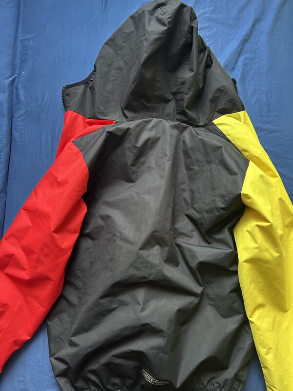 Elbląg Sprzedam kurtki:
Kurtka Lincoln & Sharks - Rozmiar: 164 - cena 20zł
Kurtka Czerwona Coolclub - Rozmiar: 176