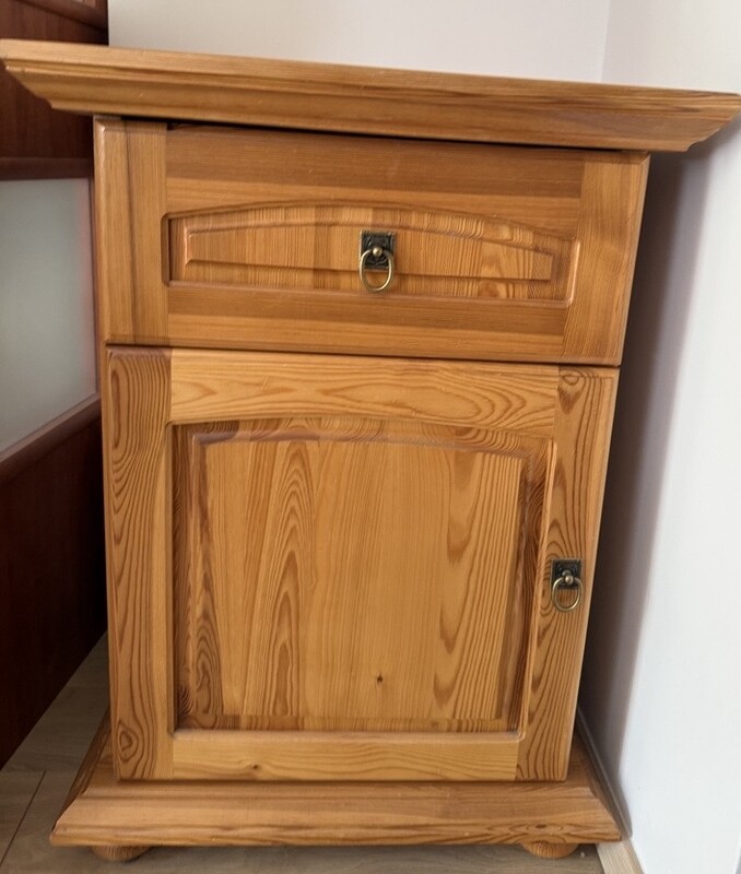 Elbląg Sprzedam meble sosnowe: komoda, witryna szafka.
Wymiary
Komoda: Szerokość- 210 cm, Wysokość- 88,5 cm,