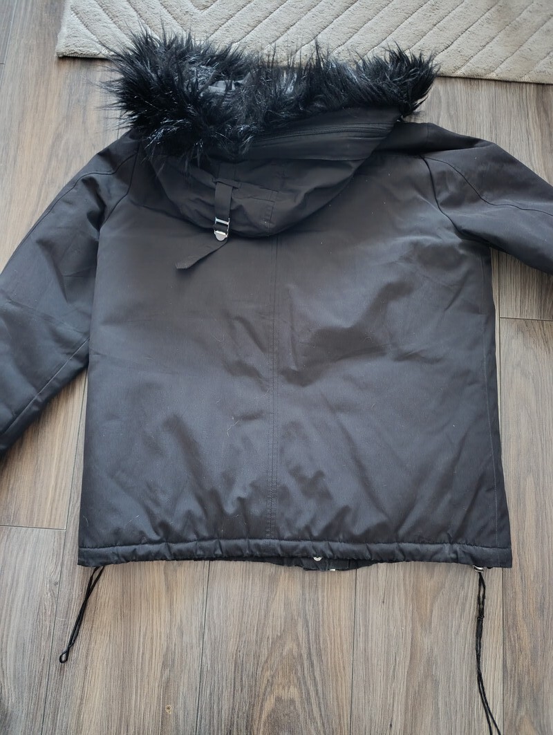 Elbląg Sprzedam czarną kurtkę damska na zimę. Stan dobry. Do wyprania. Rozmiar L kontakt sms