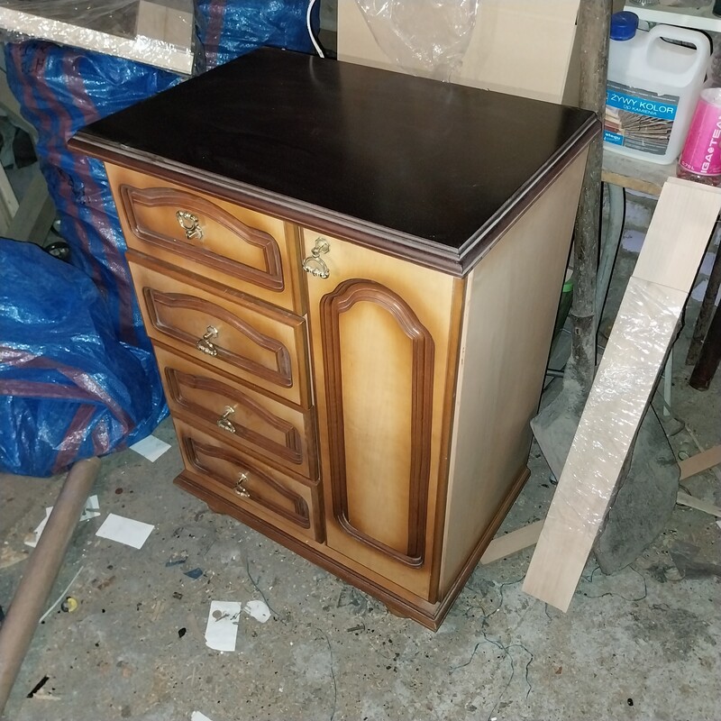 Elbląg Sprzedam komodę wys. 82cm. szer. 62cm. gł. 42cm. stan bardzo dobry blat pomalowany na ciemny orzech.