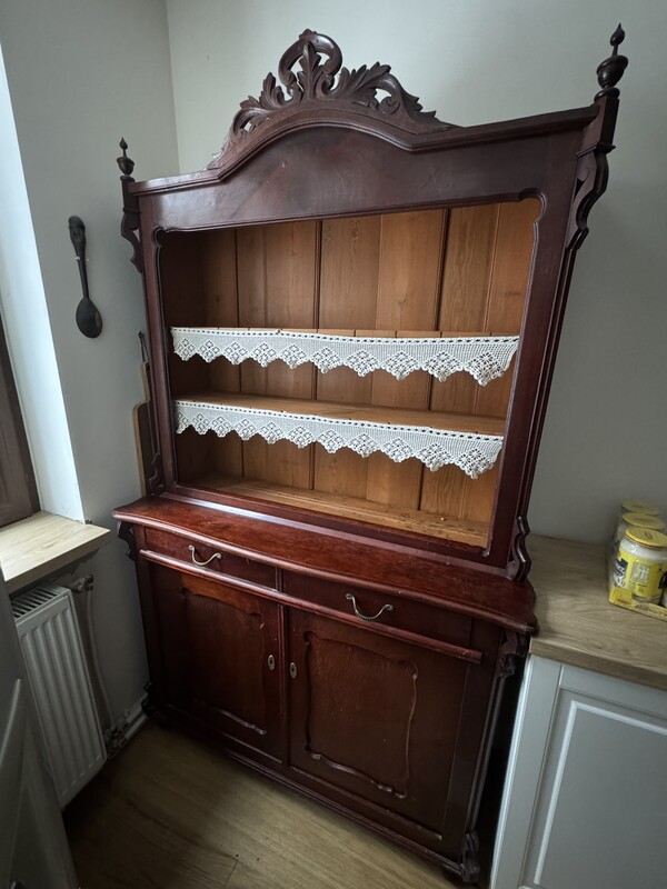 Elbląg Sprzedam 4 krzesła po 100 zł za sztukę, kredens za 500 zł i drewniany stół za 500 zl( wymiary 130/90 po