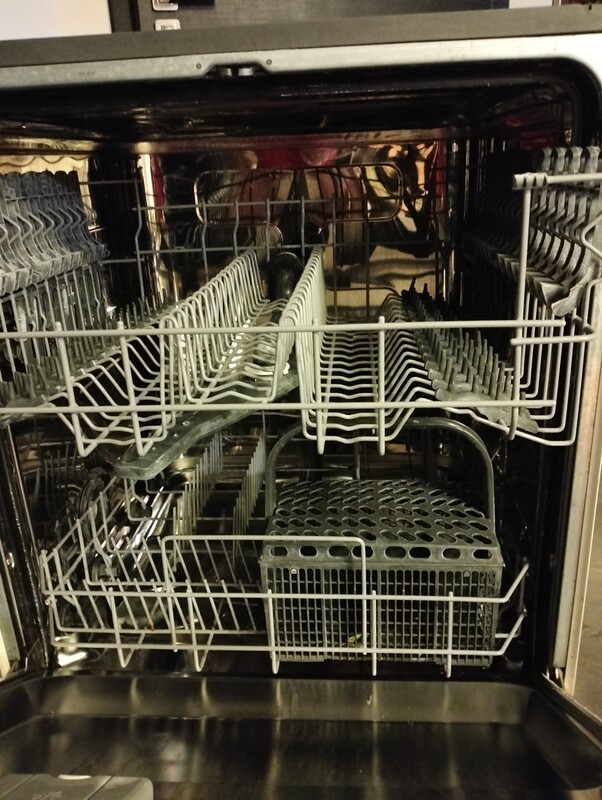 Elbląg Oddam zmywarkę do zabudowy IKEA szerokość 60 cm. Zmywarka ma uszkodzony zamek. Uszkodzenie widoczne na zdjęciu