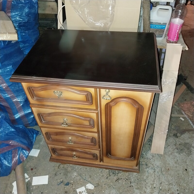Elbląg Sprzedam komodę wys. 82cm. szer. 62cmgł. 42cm. komoda posiada szafkę i cztery szuflady blat odnowiony i pokryty