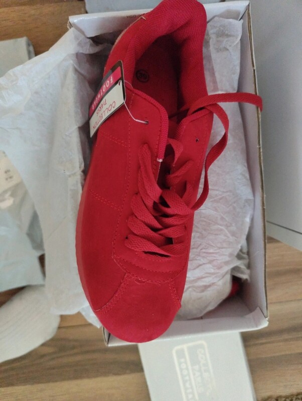 Elbląg Sprzedam buty nowe i używane Buty beżowe Lacoste rozmiar 39 cena 60 zł buty czerwone rozmiar 39 cena 60 zł buty