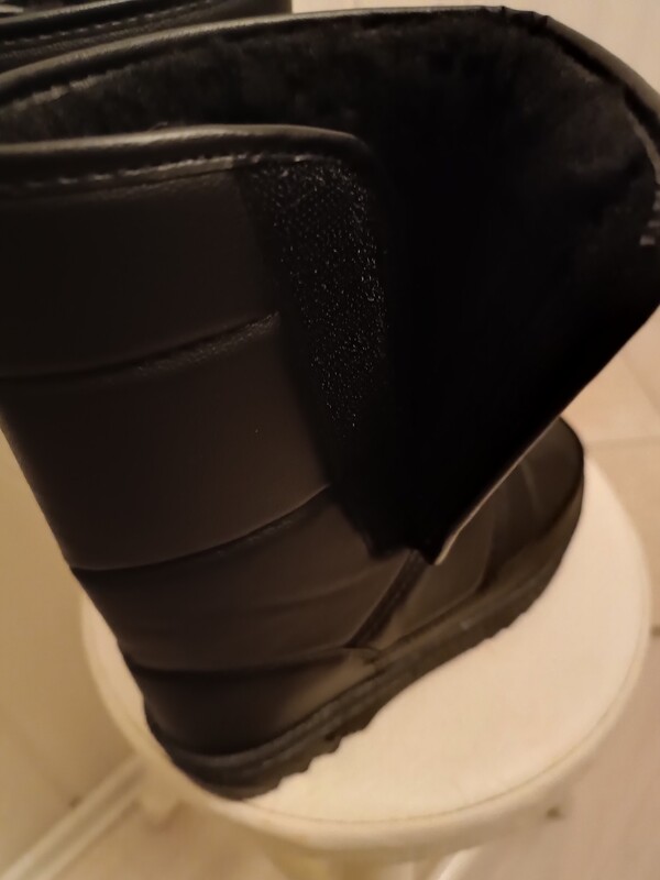 Elbląg Sprzedam nowe zimowe kozaki damskie w kolorze czarnym, w rozmiarze 37 /długość wkładki 23,7 cm/. Kozaki bardzo