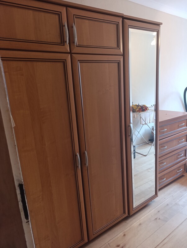 Elbląg Oddam szafę z lustrem 150 cm oraz komodę z 4 szufladami. Kolor olcha.