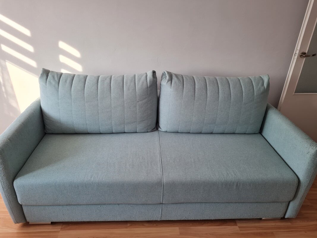 Elbląg Sprzedam sofę trzyosobową z pojemnikiem na pościel, rozkładana. Sofa odświeżona, nosi ślady zadrapań na bokach