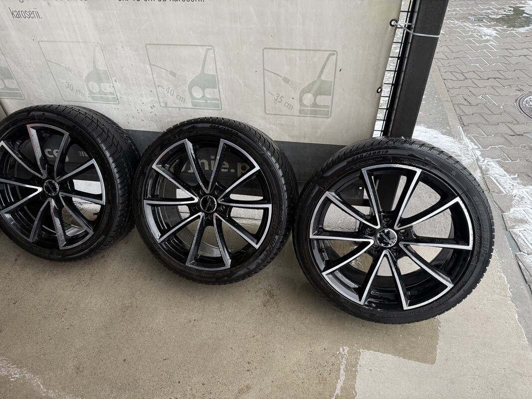 Elbląg Sprzedam Alufelgi z oponami zimowymi 245/40/R19.Rozstaw 5x112.Felgi w dobrym stanie 2 posiadają lekkie ślady
