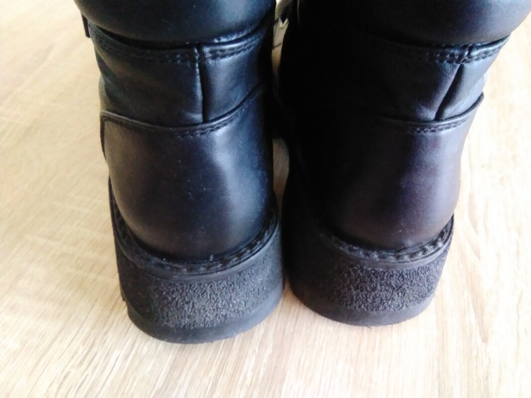 Elbląg Sprzedam obuwie dziewczęce zimowe używane lecz jest w bardzo dobrym stanie. Kolor czarny, sznurówki z przodu, z