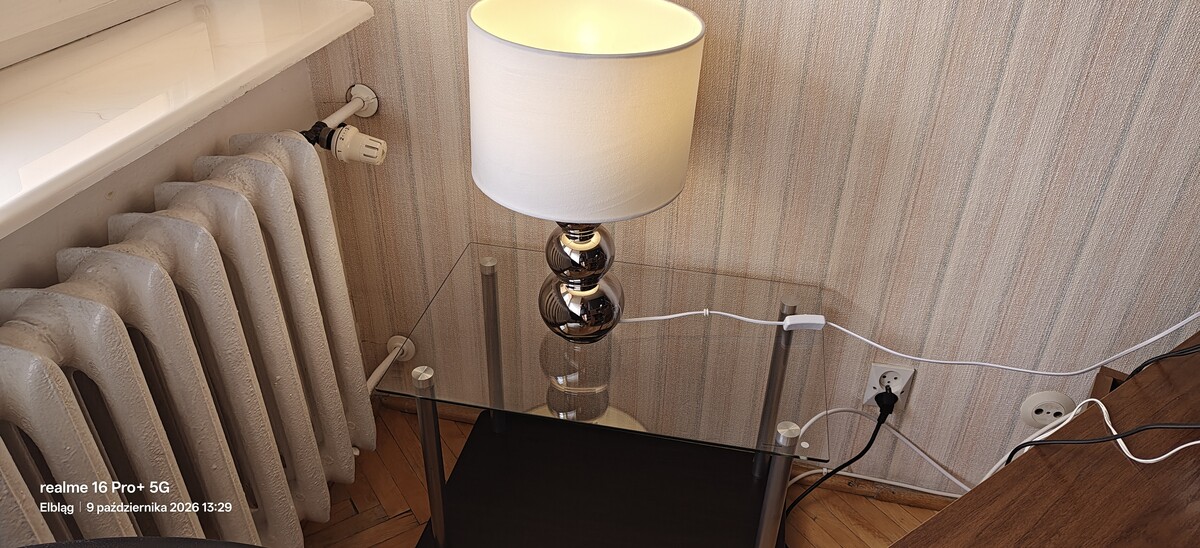 Elbląg Sprzedam stolik z blatem szklanym jak na zdjęciu, Blat 40x60 cm wysokość 45 cm. W zestawie lampa gratis.