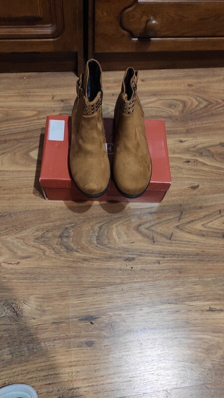 Elbląg Sprzedam nowe buty w kolorze camel (odcień brązu), rozmiar 37. Szczegóły: Stan: nowe, nigdy nieużywane. Materiał: