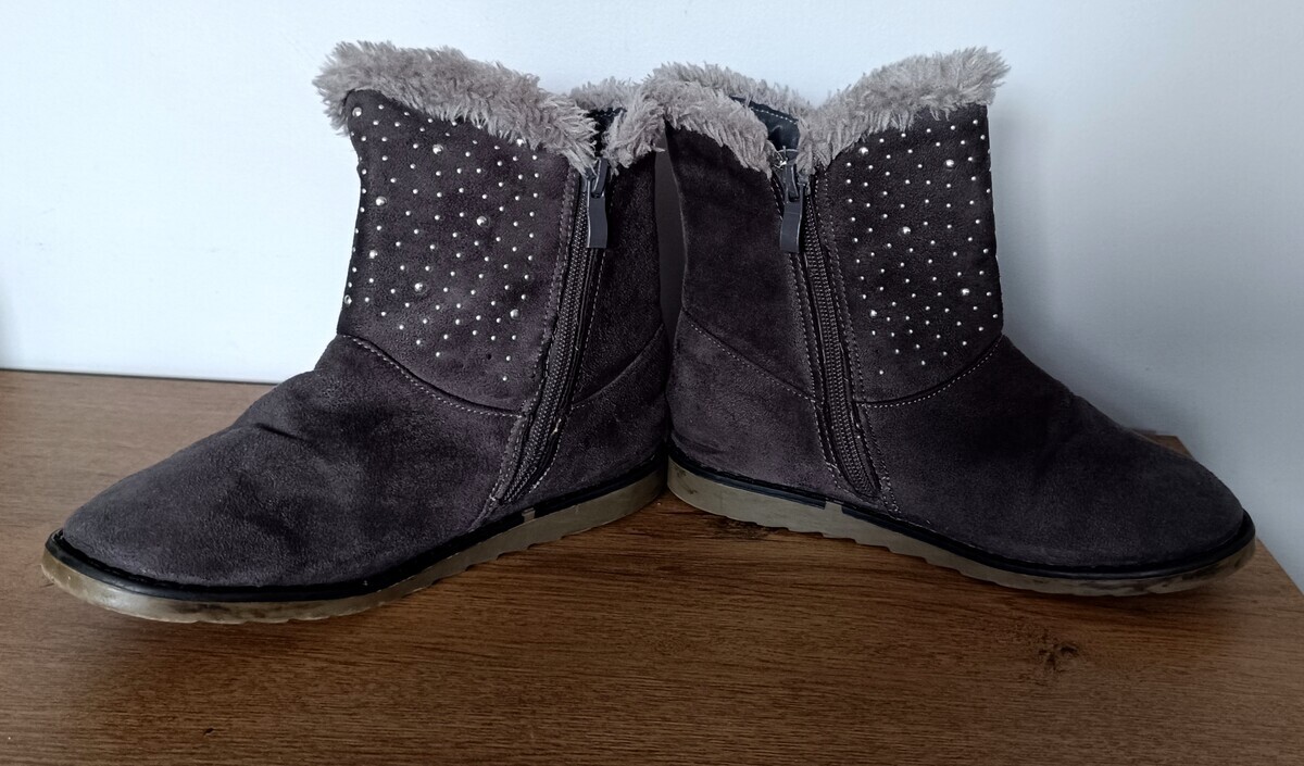 Elbląg Ciepłe i bardzo wygodne, zamki działają, nie brakuje żadnego ćwieka, fajny kolor niebudzący. Polecam. Rozmiar