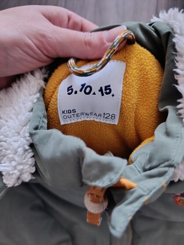 Elbląg Sprzedam dwie kurtki dla chłopca na zimę. Rozmiar 122/128.Stan dobry, do wyprania i szara ma rozdarcie małe