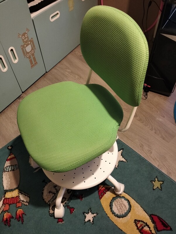 Elbląg Sprzedam fotel dziecięcy IKEA jest bardzo stabilny z regulowanym siedziskiem oraz oparciem. Fotel jest czysty w