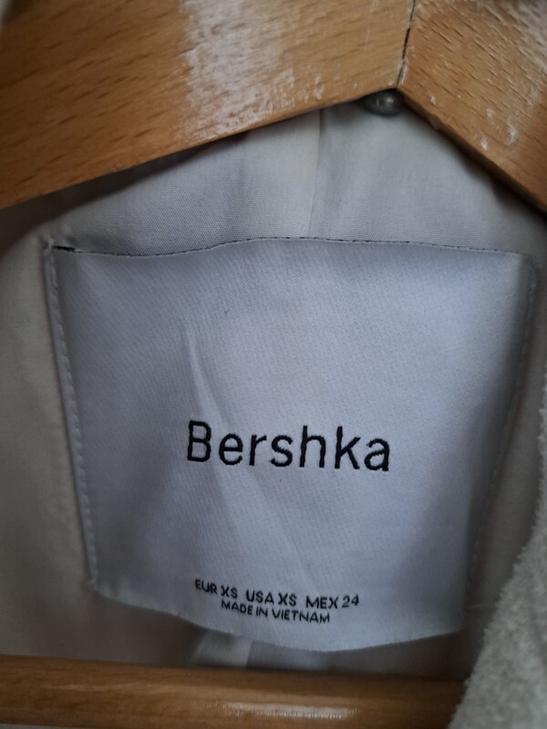Elbląg Sprzedam płaszcz BERSHKA w kolorze ecru, rozmiar xs