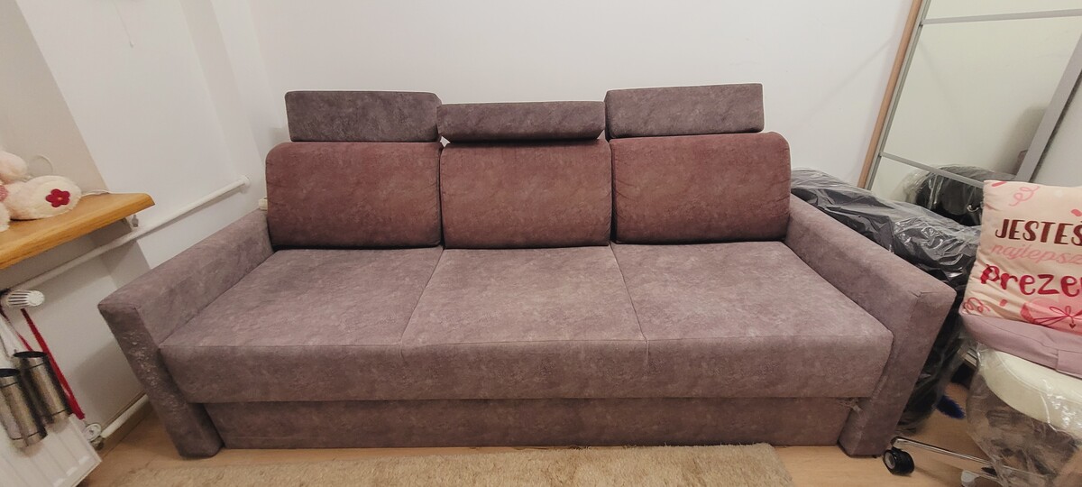 Elbląg Sprzedam rozkładaną kanapę, wierzchnia tapicerka na bokach potraktowana przez kocie pazurki (widoczne na