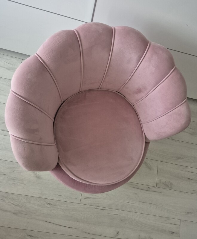 Elbląg Sprzedam piękny fotel tapicerowamy w kształce MUSZLA w kolorze różowym na złotych nóżkach.
Fotel był używany,