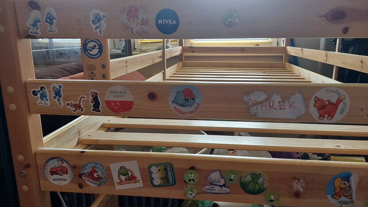 Elbląg Łóżko RANDRES z drewna sosnowego z zasłonką i materacem 200x90x14cm
PIERWSZE zdjęcie poglądowe ( takie zdjęcie